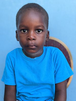 A picture of Darelus, Charlens sitting on the chair